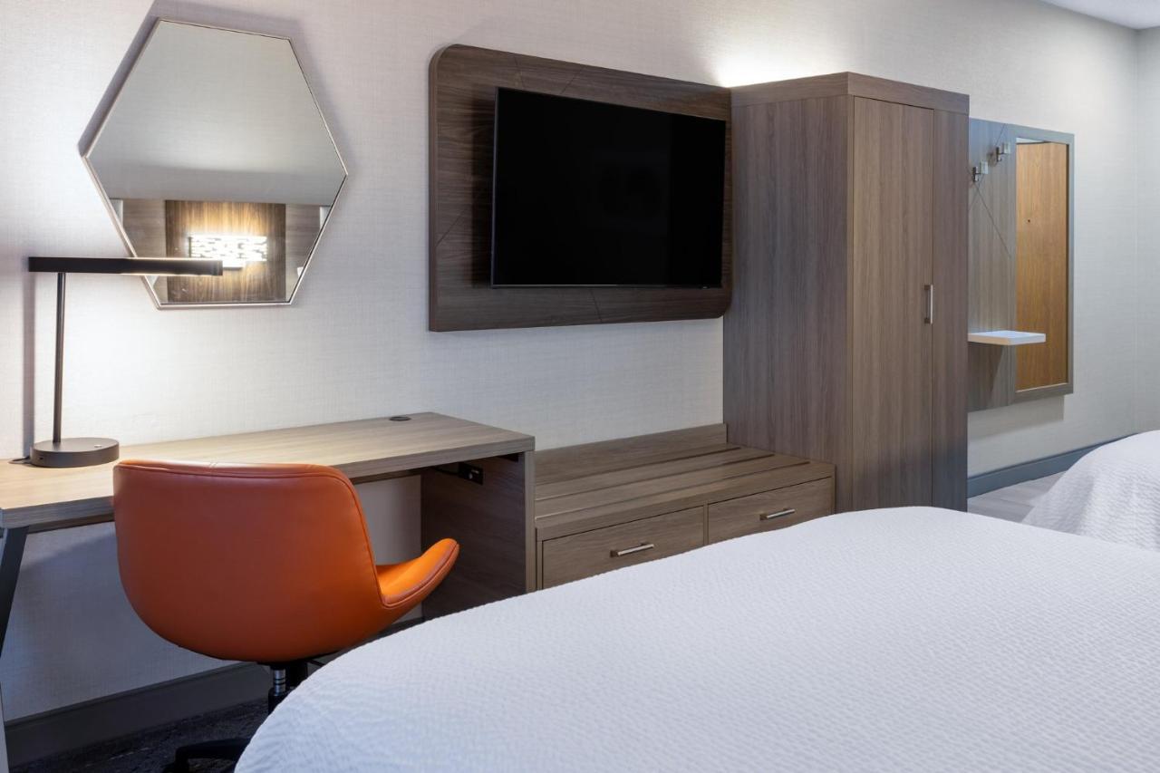 Holiday Inn Express Hotel & Suites Center Township By Ihg Monaca Exterior photo