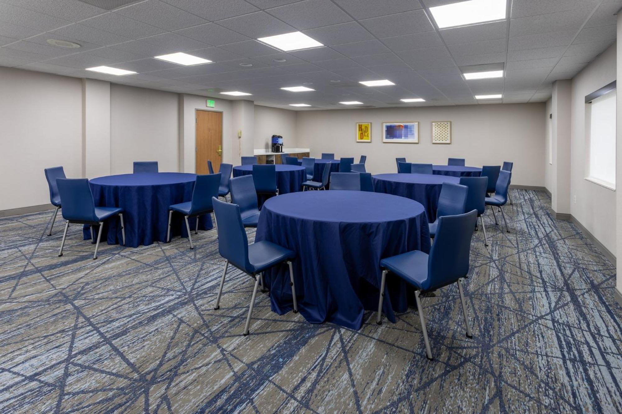 Holiday Inn Express Hotel & Suites Center Township By Ihg Monaca Exterior photo