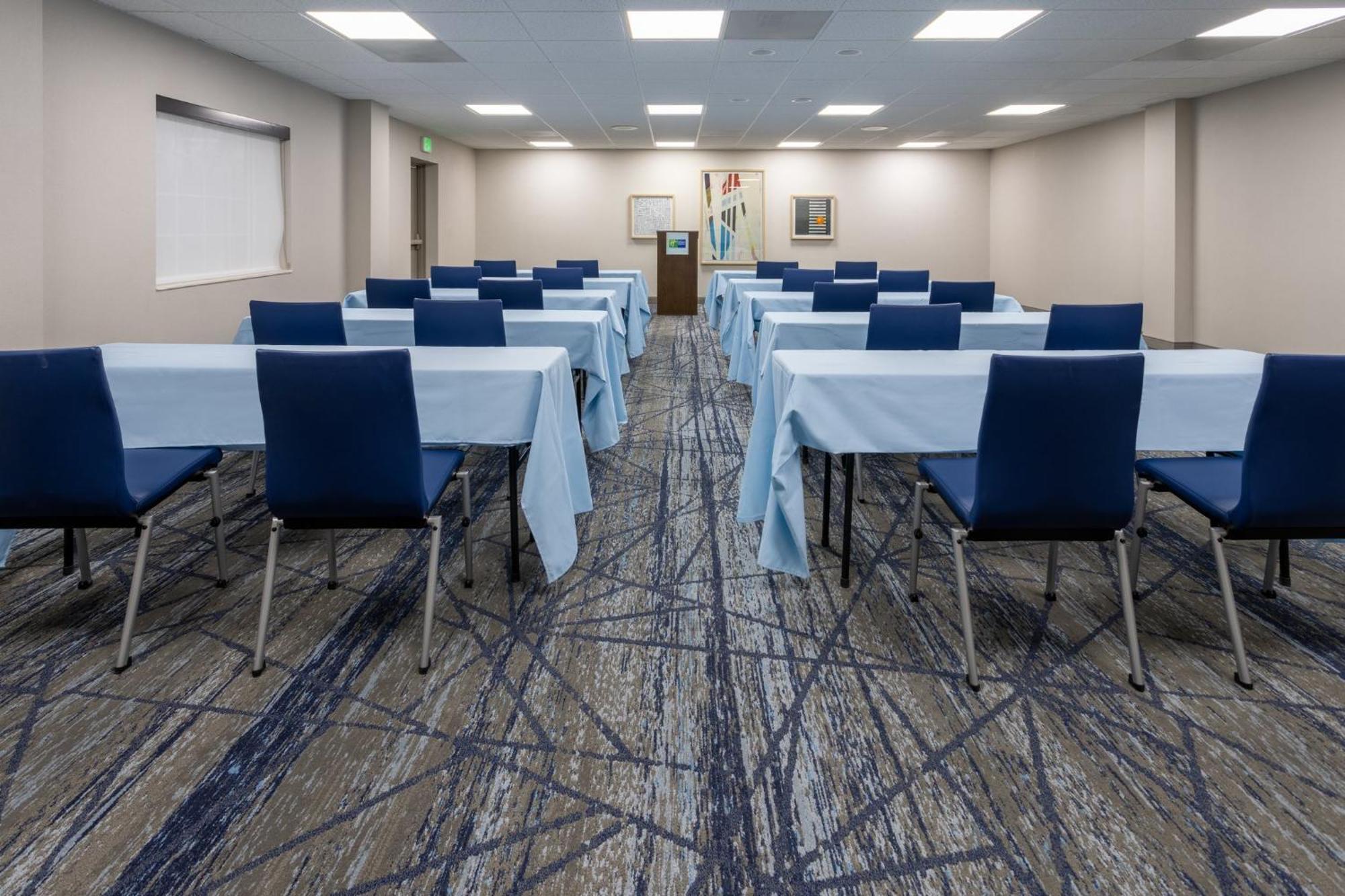 Holiday Inn Express Hotel & Suites Center Township By Ihg Monaca Exterior photo