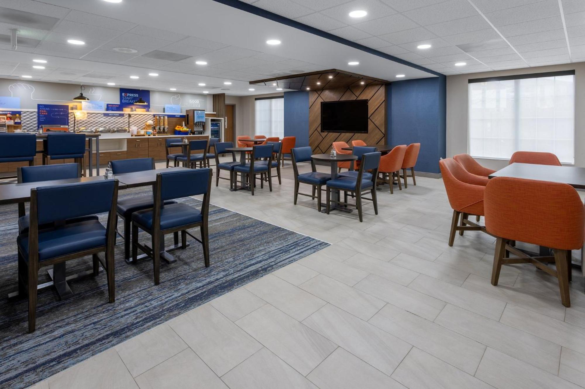 Holiday Inn Express Hotel & Suites Center Township By Ihg Monaca Exterior photo