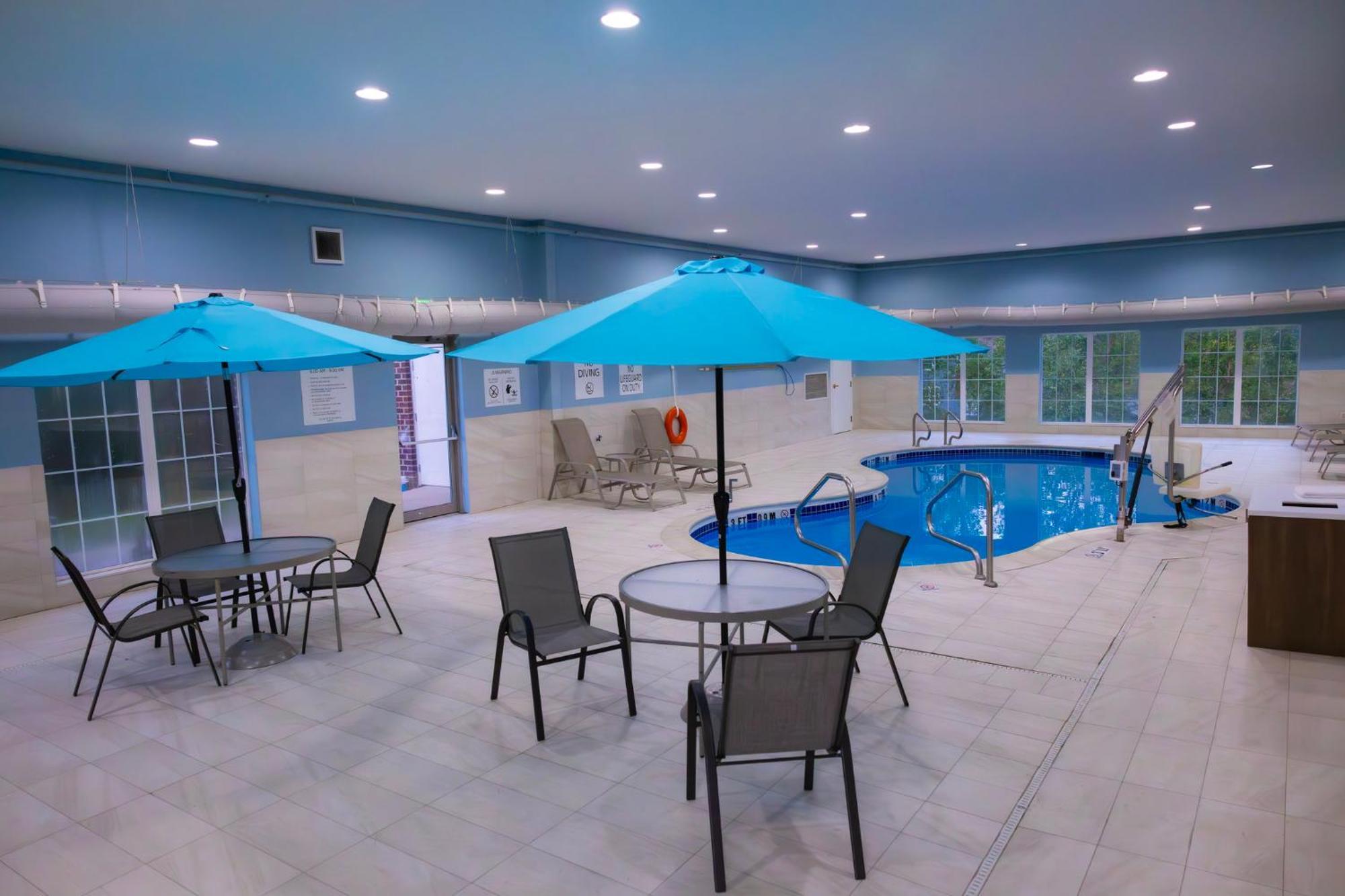 Holiday Inn Express Hotel & Suites Center Township By Ihg Monaca Exterior photo